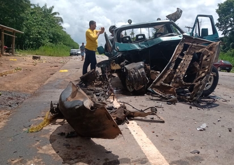 Acidente destrói carro e deixa duas pessoas feridas na rodovia AM-070