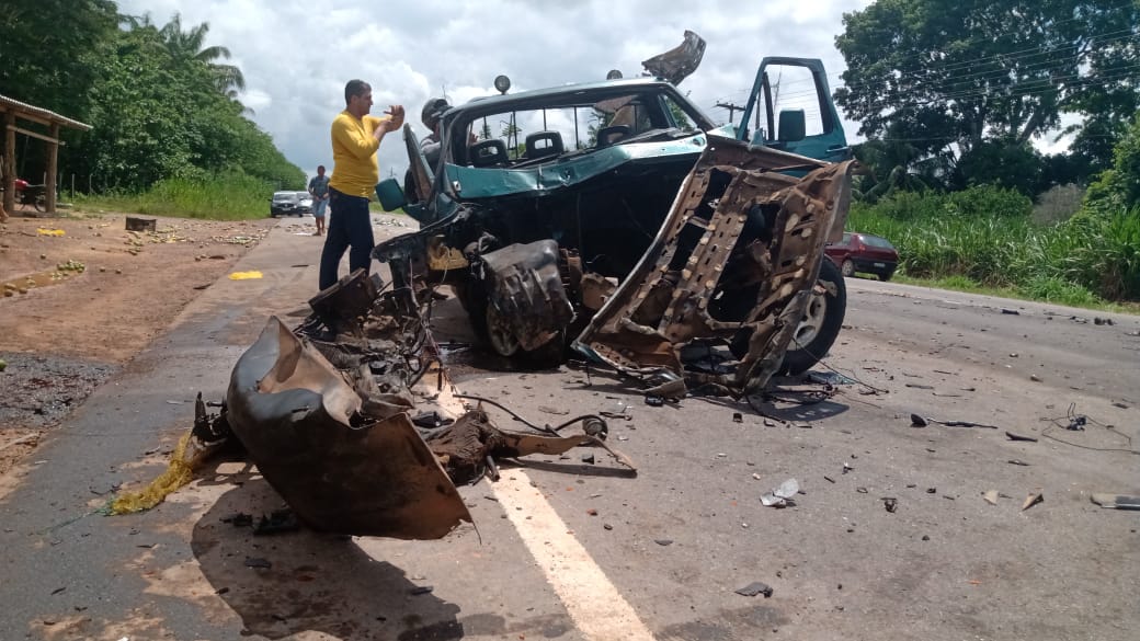 Acidente destrói carro e deixa duas pessoas feridas na rodovia AM-070