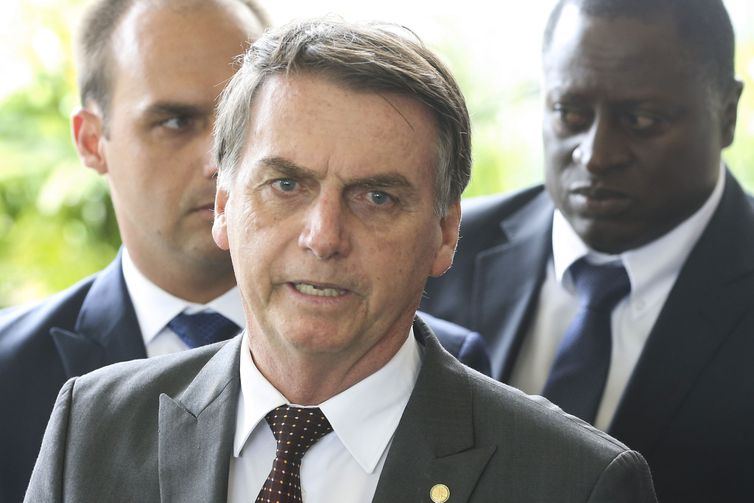 Governadores pressionam Bolsonaro pela compra de mais doses da Coronavac