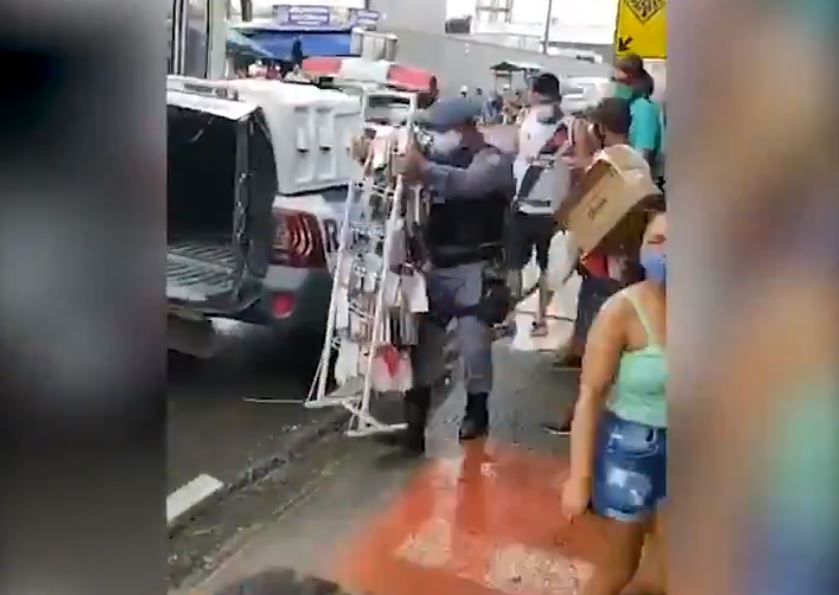 Vídeo: Vendedores ambulantes têm mercadorias apreendidas pela PM em Manaus