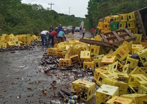 Caminhão com carga de cervejas tomba na AM-010 e rodovia fica interditada