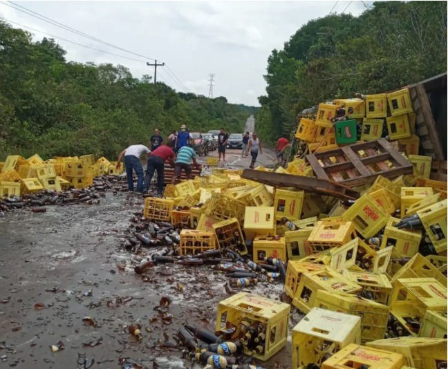 Caminhão com carga de cervejas tomba na AM-010 e rodovia fica interditada