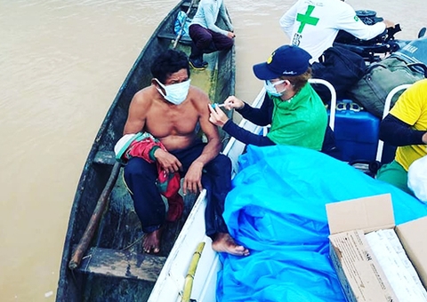 Imagem de indígena vacinado contra Covid-19 em canoa no Amazonas viraliza