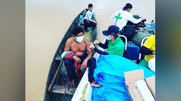 Imagem de indígena vacinado contra Covid-19 em canoa no Amazonas viraliza