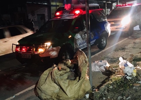 Homem morre atropelado ao atravessar rua para jogar lixo em Manaus