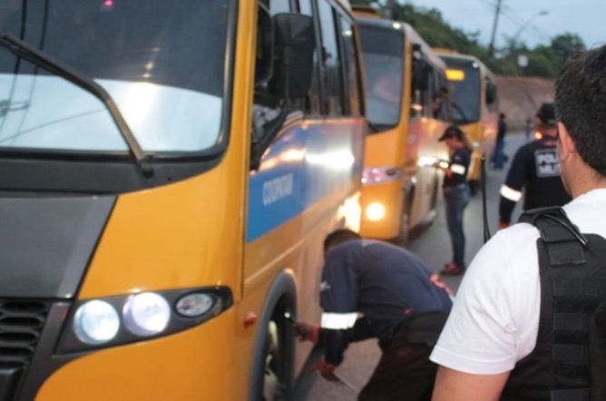 Motoristas de 'Amarelinho' são presos por dirigirem sem CNH