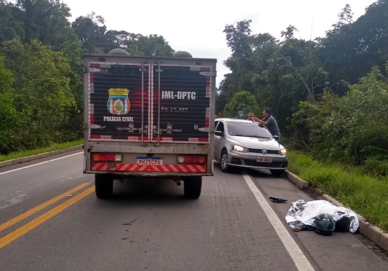 Motociclista é morta em acidente violento na BR-174