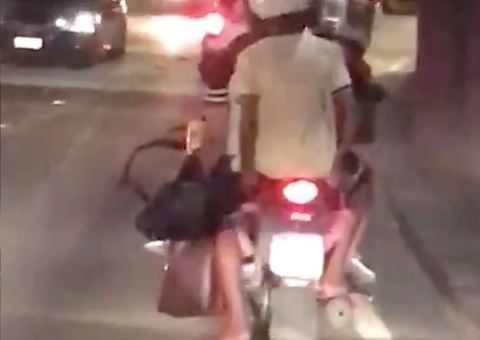 Vídeo: Quatro pessoas são flagradas em motocicleta em avenida de Manaus