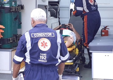 Motociclista fica sem dente após colisão violenta com carro em Manaus