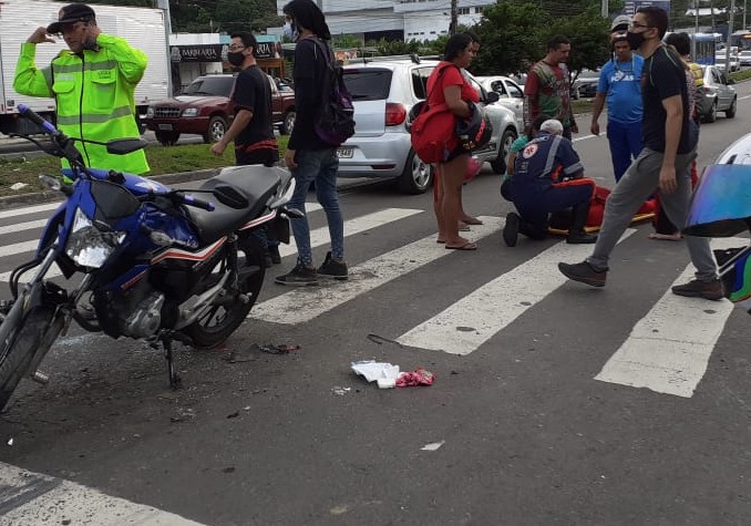 Motociclista fica sem dente após colisão violenta com carro em Manaus