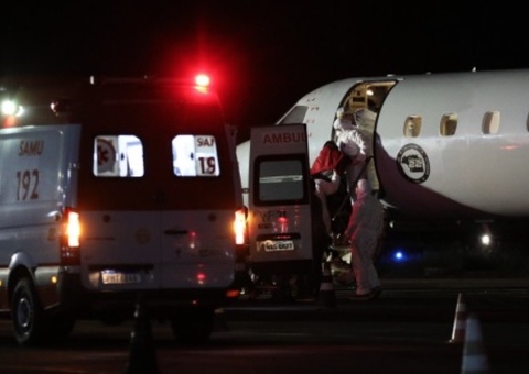 Novo grupo de pacientes com covid-19 deixa Manaus rumo a Maceió