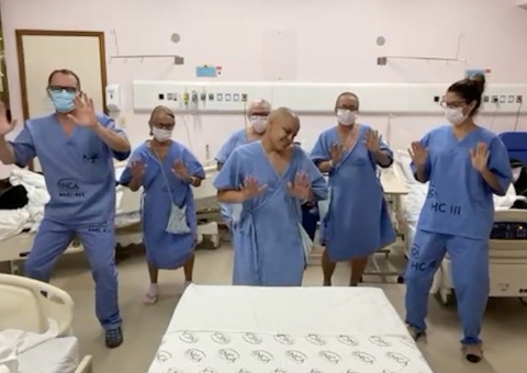 Pacientes do Amazonas homenageiam Zezinho Corrêa no RJ e vídeo viraliza 