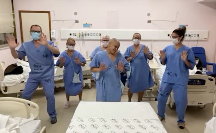 Pacientes do Amazonas homenageiam Zezinho Corrêa no RJ e vídeo viraliza 