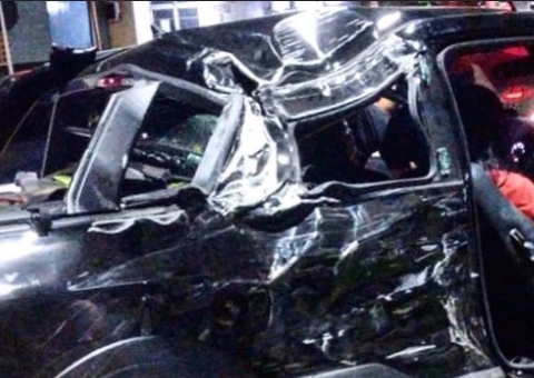 Carro fica destruído após acidente em Manaus