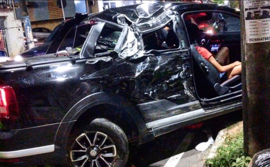 Carro fica destruído após acidente em Manaus