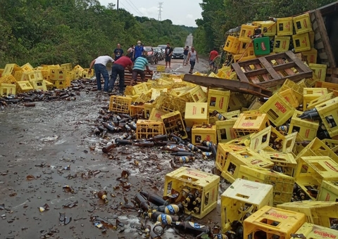 Caminhão com carga de cervejas tomba na rodovia AM-010