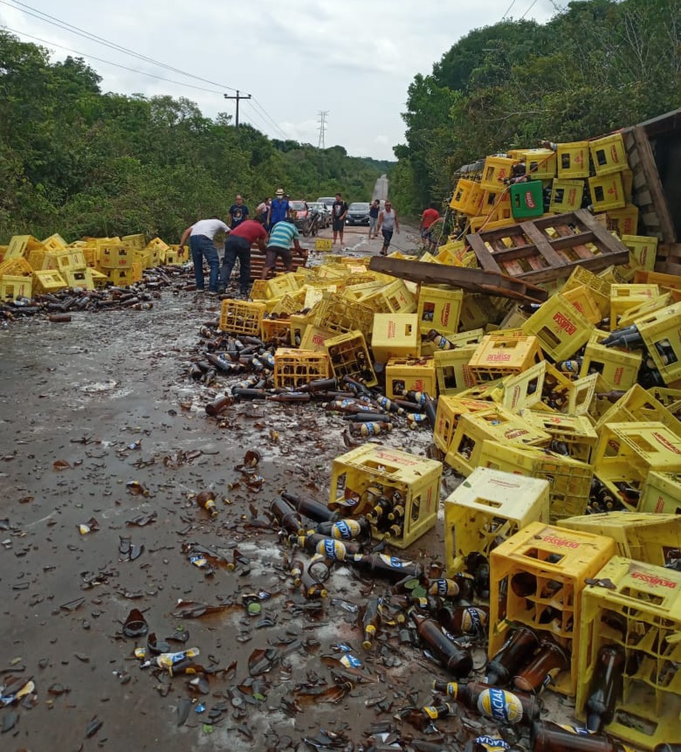Caminhão com carga de cervejas tomba na rodovia AM-010