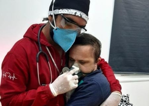 Paciente com Down consegue leito em UTI de Manaus após foto viralizar