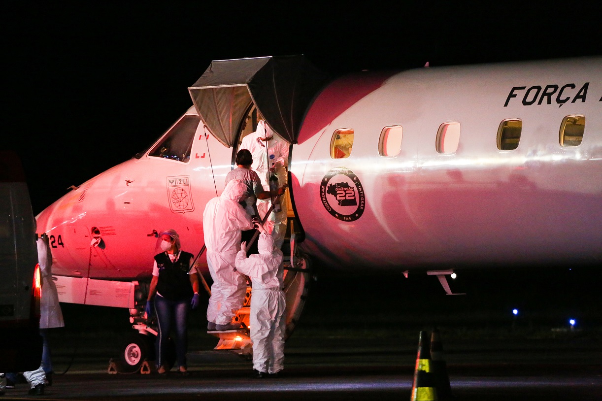 Pacientes com Covid-19 são transferidos de Manaus para Goiânia