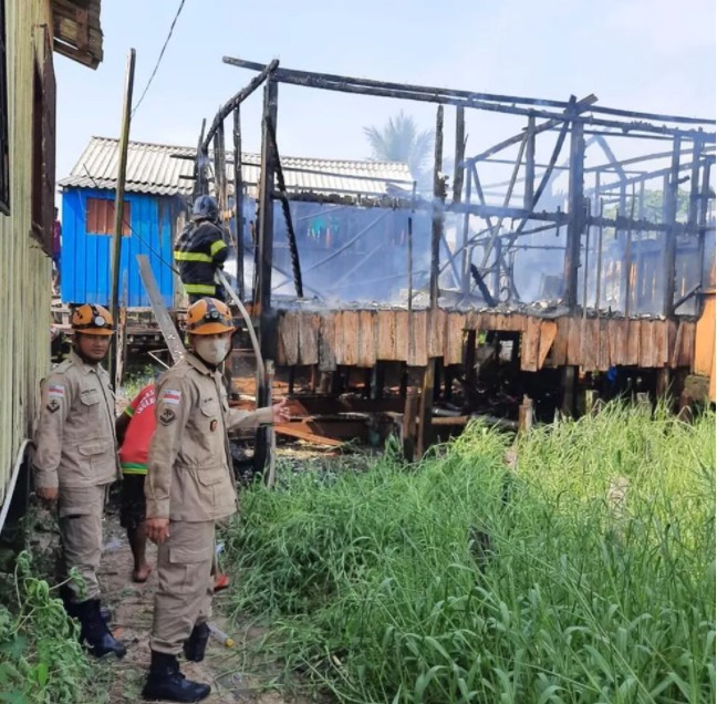 Casa fica totalmente destruída após incêndio no Amazonas