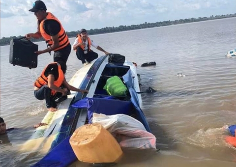 Lancha naufraga no Rio Solimões 