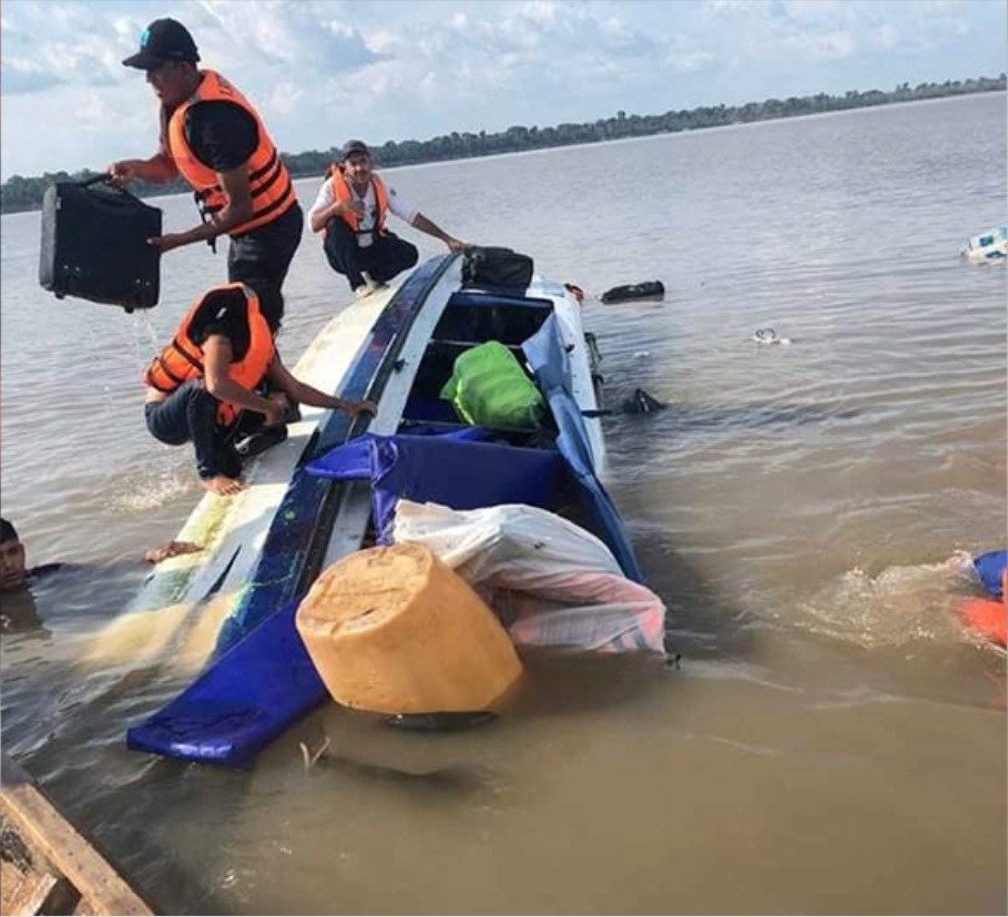 Lancha naufraga no Rio Solimões 