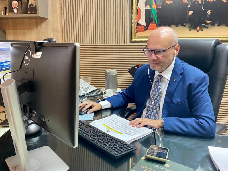 Presidente Mario de Mello recebe medalha Ruy Araújo na Aleam