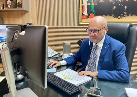 Presidente Mario de Mello recebe medalha Ruy Araújo na Aleam