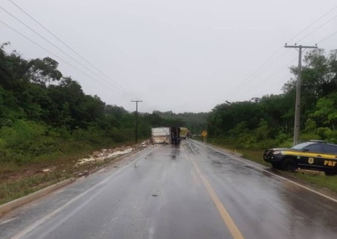 Motorista fica ferido após caminhão tombar em rodovia no Amazonas