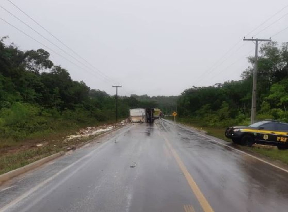 Motorista fica ferido após caminhão tombar em rodovia no Amazonas