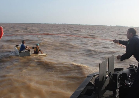 Homens usam casco de geladeira para sobreviver a naufrágio no Rio Amazonas