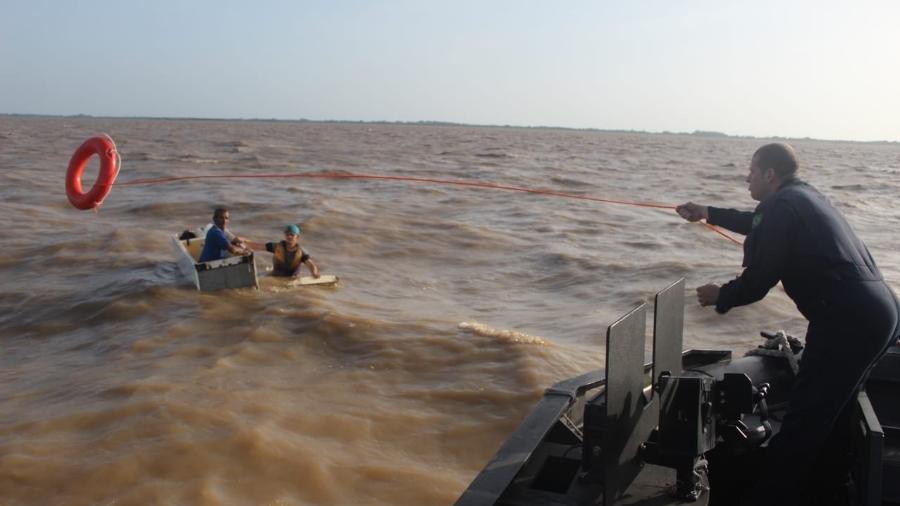 Homens usam casco de geladeira para sobreviver a naufrágio no Rio Amazonas