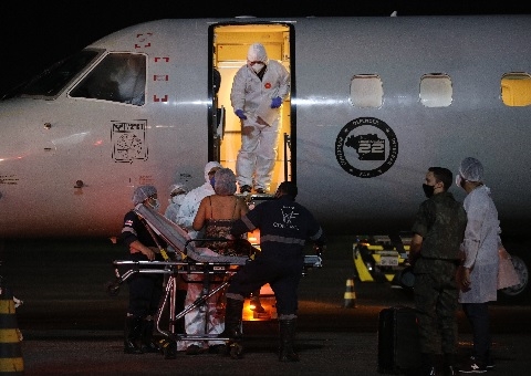 Pacientes com Covid-19 são transferidos de Manaus para Curitiba