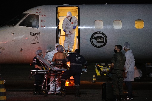 Pacientes com Covid-19 são transferidos de Manaus para Curitiba