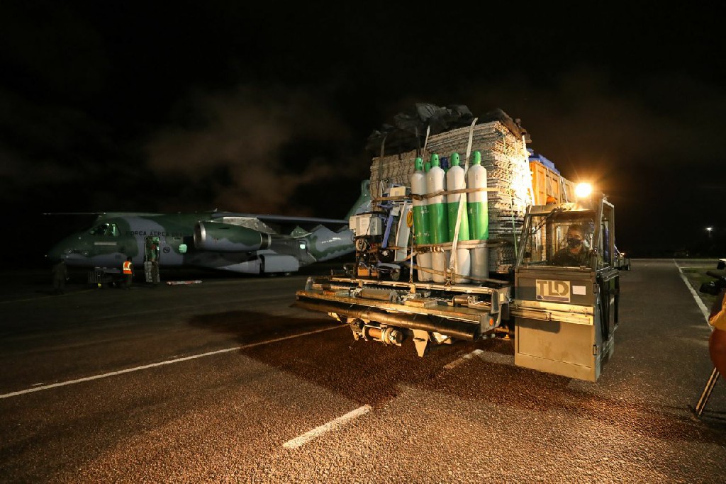 Força Aérea faz 4 voos diários para transportar oxigênio para Manaus