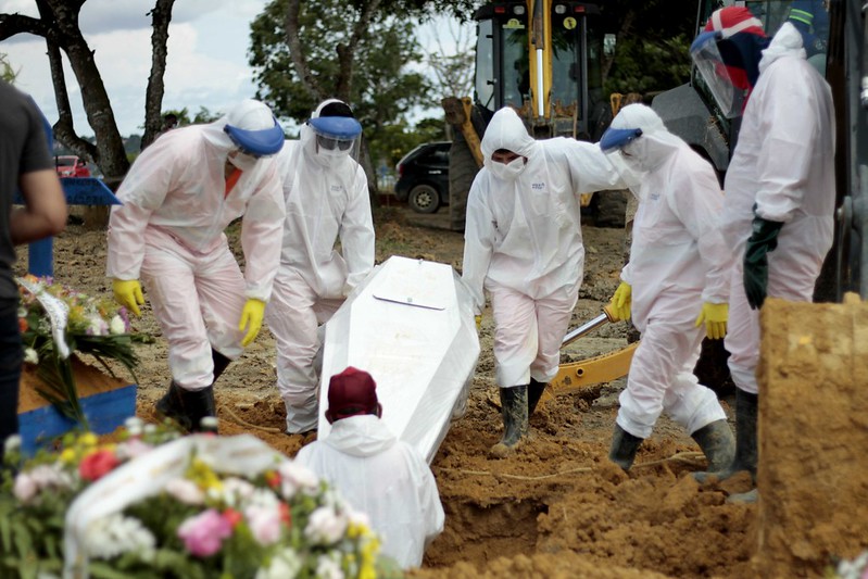 Ação judicial pede imunização contra Covid para coveiros em Manaus