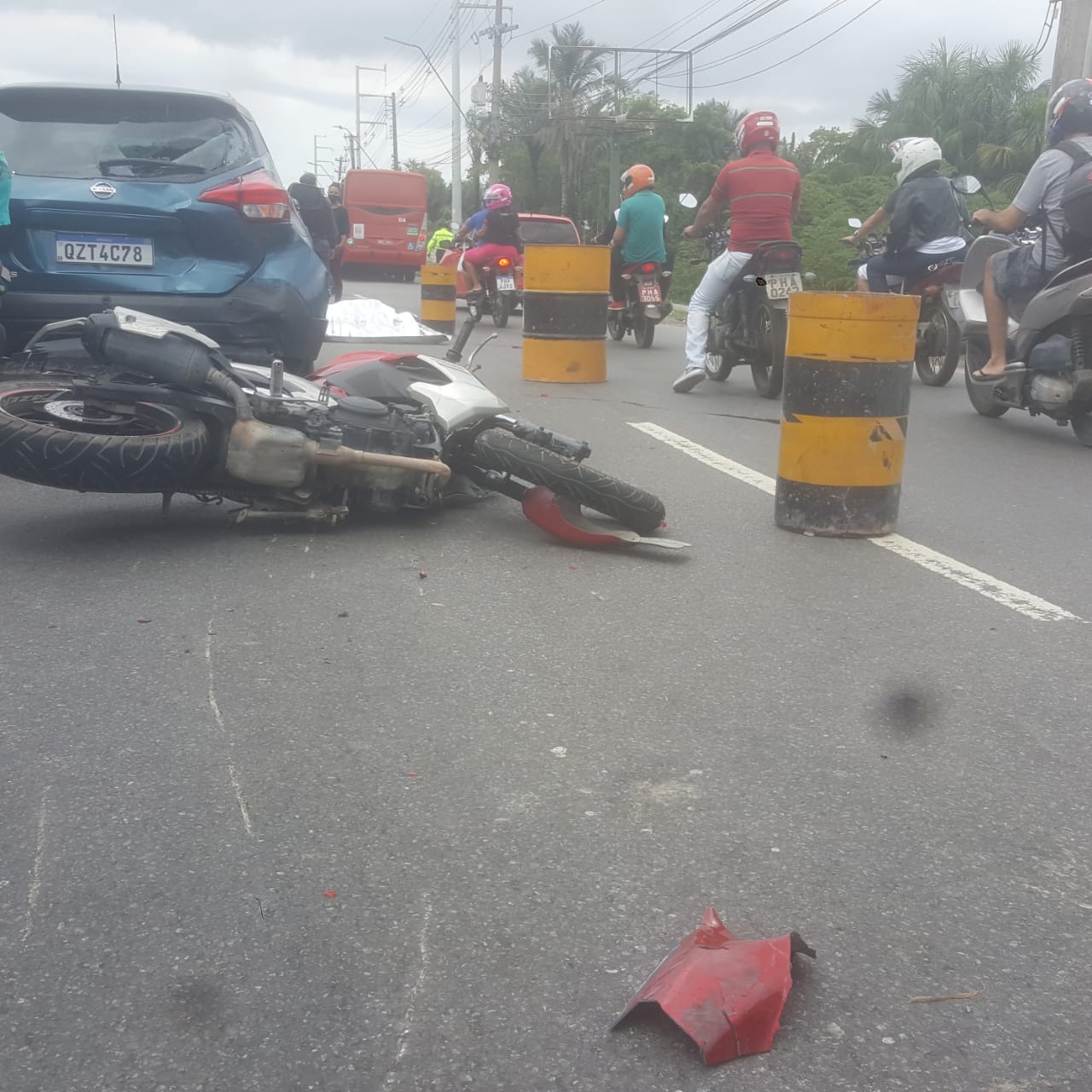 Acidente: Mulher é arremessada de motocicleta e morre esmagada em Manaus