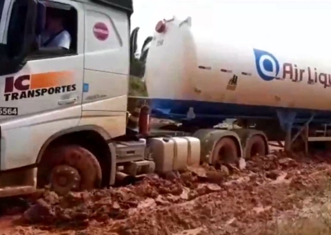 Caminhões carregando oxigênio para o Amazonas ficam atolados na BR-319