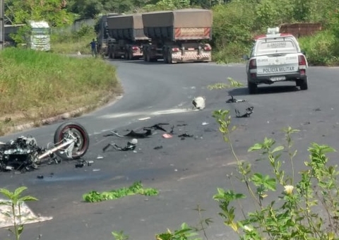 Identificados mortos em acidente envolvendo motos e carreta na AM-010