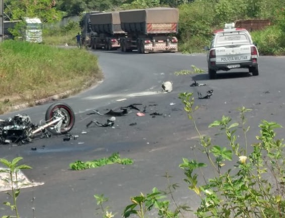 Identificados mortos em acidente envolvendo motos e carreta na AM-010