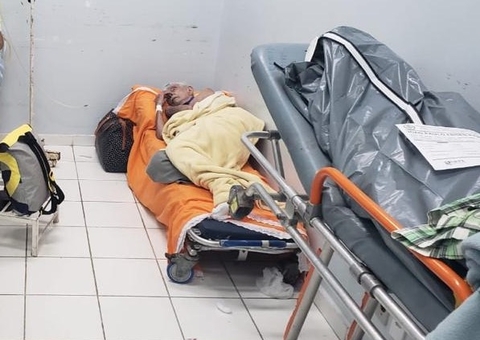 Idoso que dividia sala de hospital com cadáver morre por Covid em Manaus