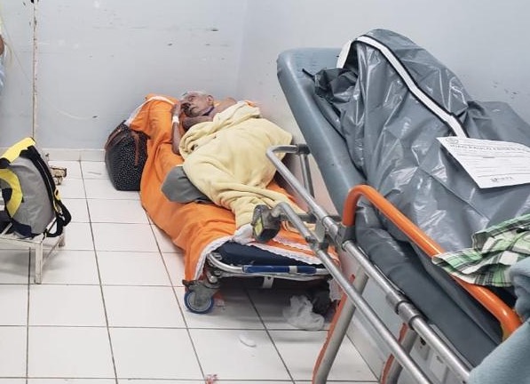 Idoso que dividia sala de hospital com cadáver morre por Covid em Manaus