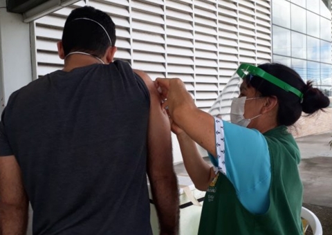 Governo e prefeitura de Manaus têm 72h para divulgar lista de vacinados