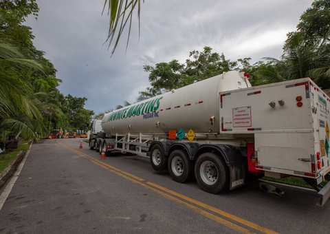 Carga com 90 mil metros cúbicos de oxigênio chega a Manaus