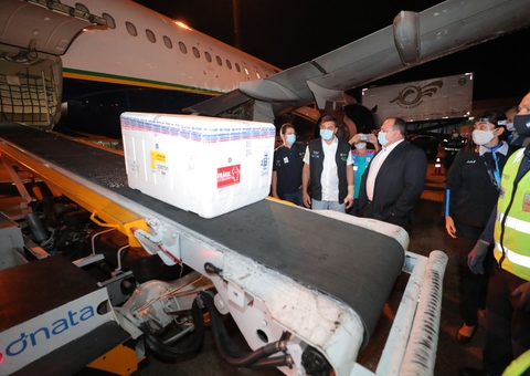 Amazonas recebe mais 44 mil doses da vacina de Oxford neste domingo