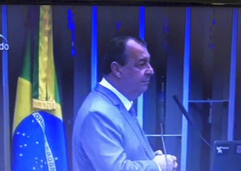 Omar Aziz usa tribuna do Senado para agradecer ao presidente Bolsonaro