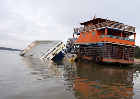Balsa da Adaf naufraga durante tempestade no interior do Amazonas