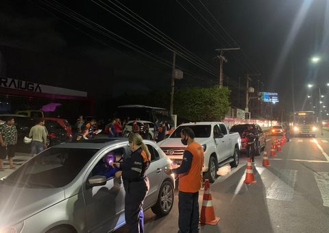 Homem diz ser parente de autoridade e rasga multa em blitz em Manaus