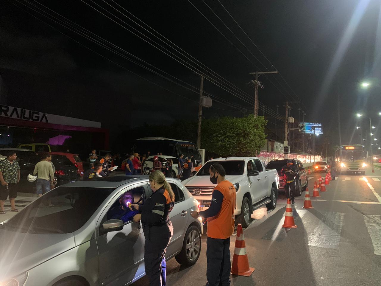 Homem diz ser parente de autoridade e rasga multa em blitz em Manaus