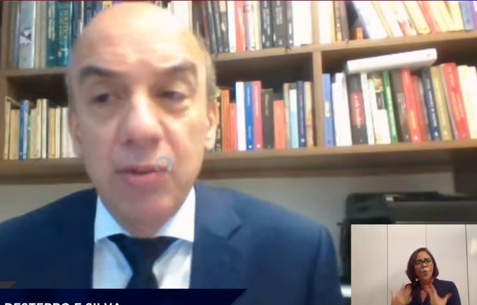 Governo e prefeitura de Manaus têm 72h para divulgar lista de vacinados